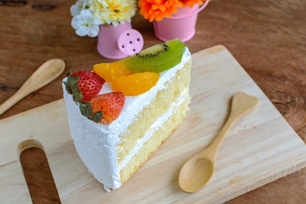 Stück Obstkuchen mit Kiwi, Erdbeere und Orange — Stockfoto