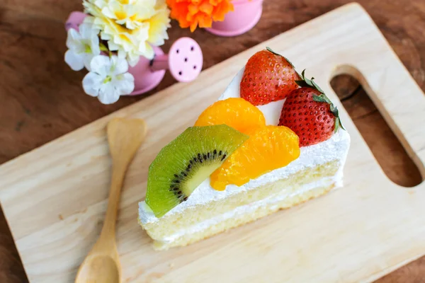 Pedaço de bolo de frutas com kiwi, morango e laranja — Fotografia de Stock