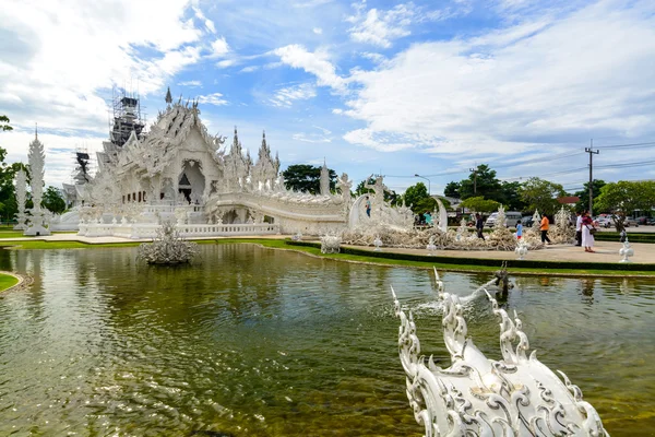 Visita turistica Wat Rong Khun in Chiang Rai, Thailandia — Foto Stock