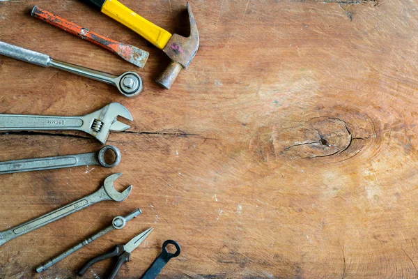 Ensemble d'outils de travail sur fond vieux bois grunge avec espace de copie — Photo