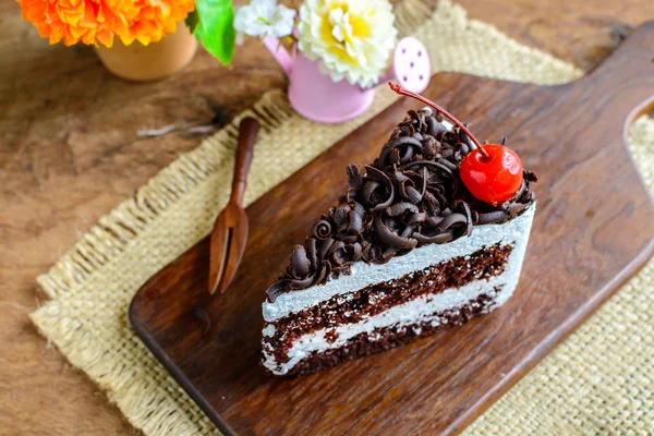 Bolo de chocolate na mesa de madeira — Fotografia de Stock