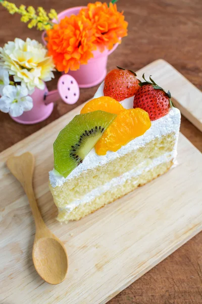 Kawałek ciasto owocowe z kiwi, truskawka i pomarańczowy — Zdjęcie stockowe