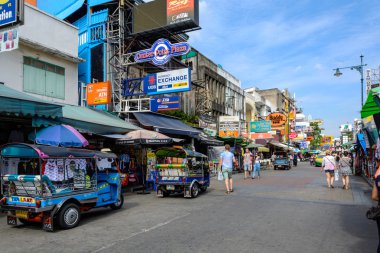 backpacker cenneti Khao San Road boyunca turist yürüyüş