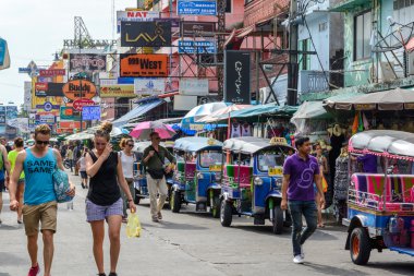 backpacker cenneti Khao San Road boyunca turist yürüyüş