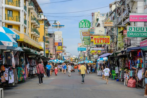 backpacker cenneti Khao San Road boyunca turist yürüyüş