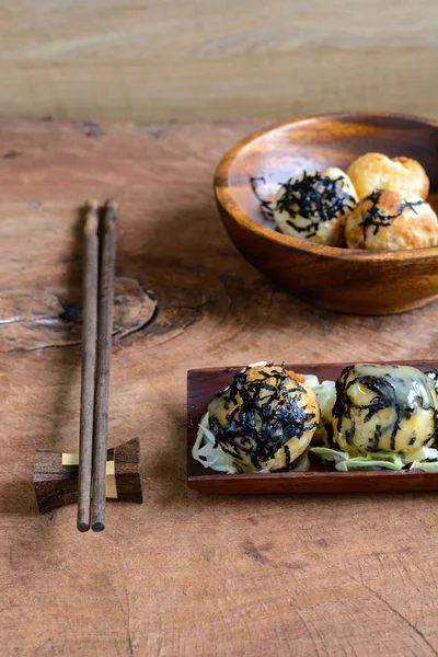 Poffertjespan op houten tafel met chopstick — Stockfoto