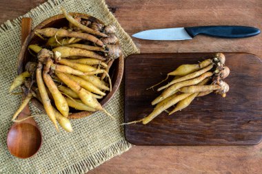 Taze galingale (Boesenbergia rotunda) ahşap tablo 