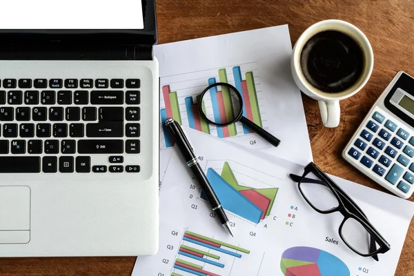 Laptop auf Schreibtisch Büro und Diagramm-Analyse-Tabelle — Stockfoto