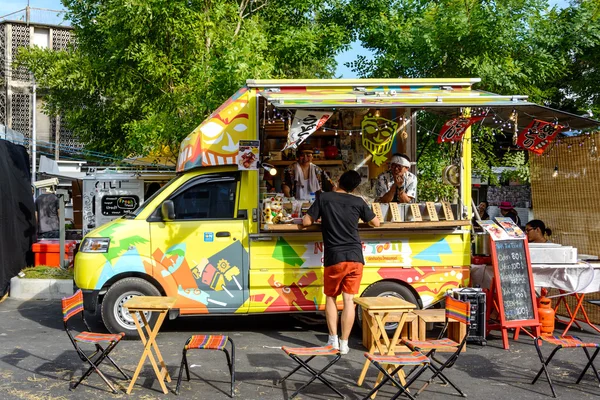 Bangkok, Thailand 25 July,2015: People order meal from food trucks — Stock Photo, Image