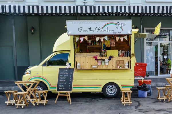 Bangkok, Thailand 25 July,2015: People order meal from food trucks — Stock Photo, Image