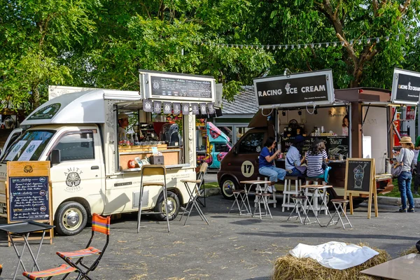 Bangkok, thailand 25. juli 2015: menschen bestellen essen bei food trucks — Stockfoto