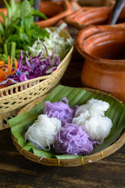 Sebze (Kan ile yerel pirinç erişte erişte ve köri sos