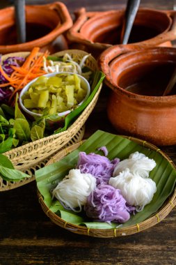 Sebze (Kan ile yerel pirinç erişte erişte ve köri sos