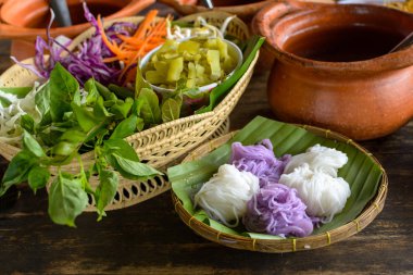 Sebze (Kan ile yerel pirinç erişte erişte ve köri sos