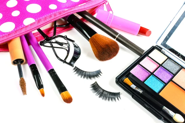 Make up bag con cosmetici e pennelli isolati su bianco — Foto Stock