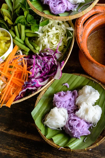 Riso locale vermicelli tagliatelle e salsa al curry con verdure (Kan — Foto Stock