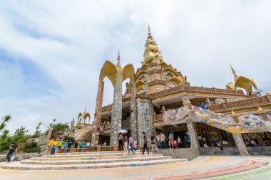 turist ve Pagoda Phasornkaew Tapınağı'nda. Ünlü dönüm noktası