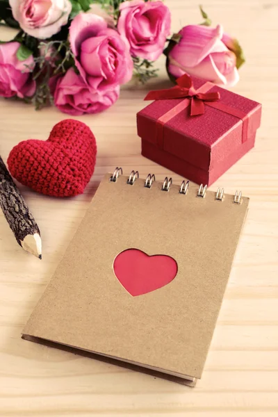 Blank notepad with red gift box and red heart shape — Stock Photo, Image