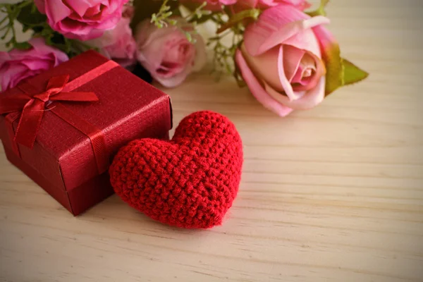 玫瑰与红色礼品包装盒和红色心形，情人节那天 — 图库照片