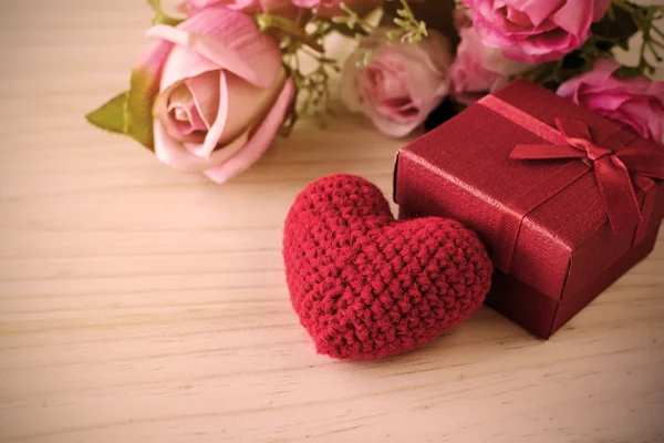 Роза и с красной коробки подарка и красной формы сердца, День Святого Валентина — стоковое фото