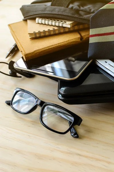 Zakenman accessoires en laptop zak op Bureau — Stockfoto