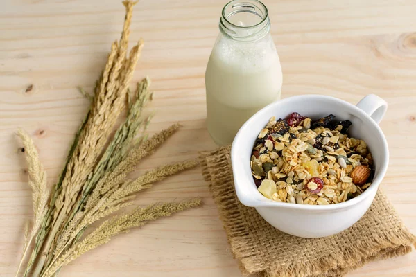 Botella de leche fresca con copos de avena y granos integrales —  Fotos de Stock