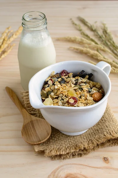 Botella de leche fresca con copos de avena y granos integrales —  Fotos de Stock