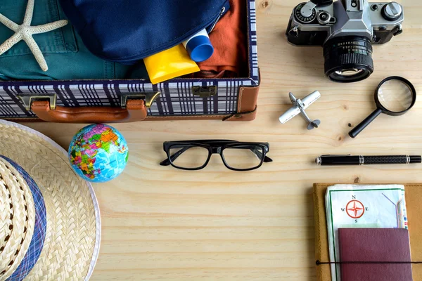 Outfit of traveler on wooden background — Stock Photo, Image