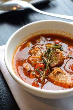 Domuz eti güveç ahşap masa üzerinde beyaz kase