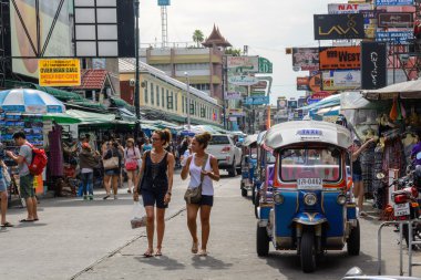 backpacker cenneti Bangkok Khao San Road boyunca turist yürüyüş