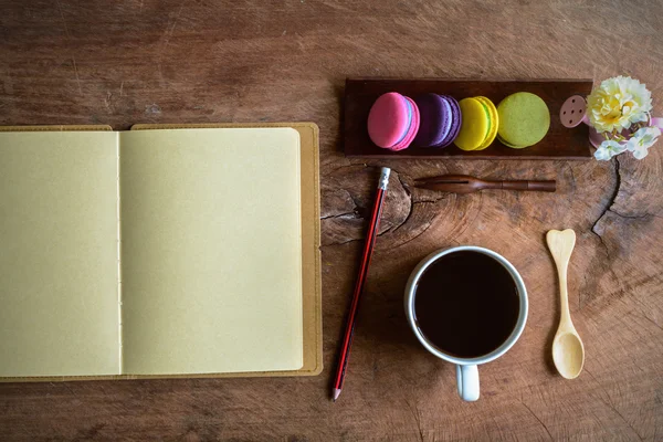 Colorful macaroons and a cup of coffee — Stock Photo, Image