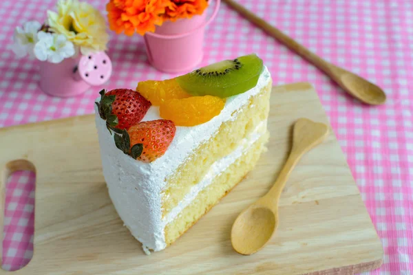 Pedaço de bolo de frutas com kiwi, morango e laranja — Fotografia de Stock