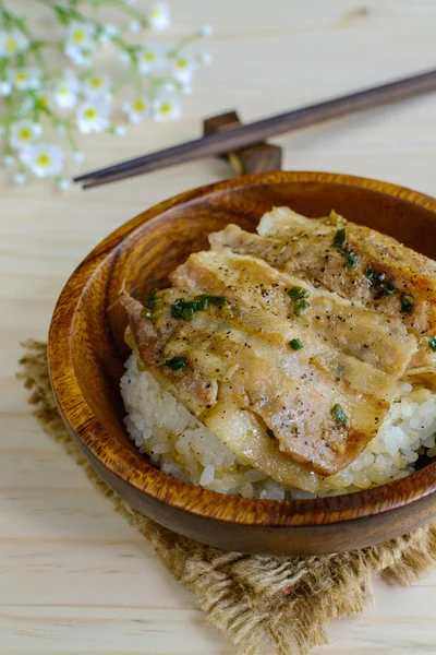Sal e pimenta preta porco grelhado com arroz japonês em madeira — Fotografia de Stock