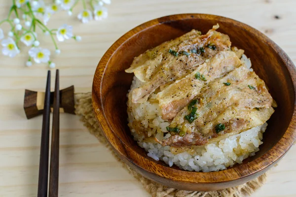 Salz und schwarzer Pfeffer gegrilltes Schweinefleisch mit japanischem Reis in Holz — Stockfoto