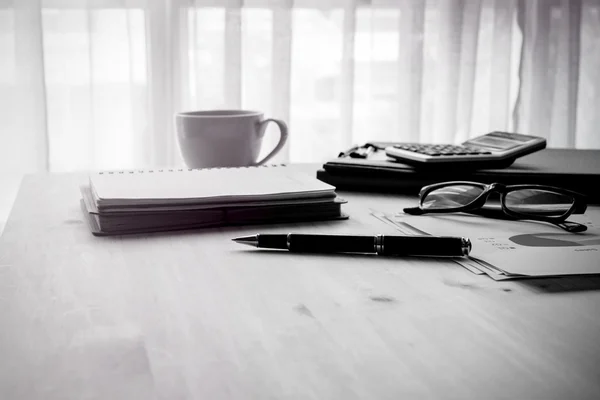 Notebook táska íróasztalon és üzletember tartozékok — Stock Fotó