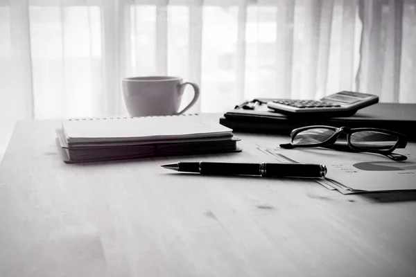 Acessórios para homem de negócios e bolsa de notebook na mesa — Fotografia de Stock