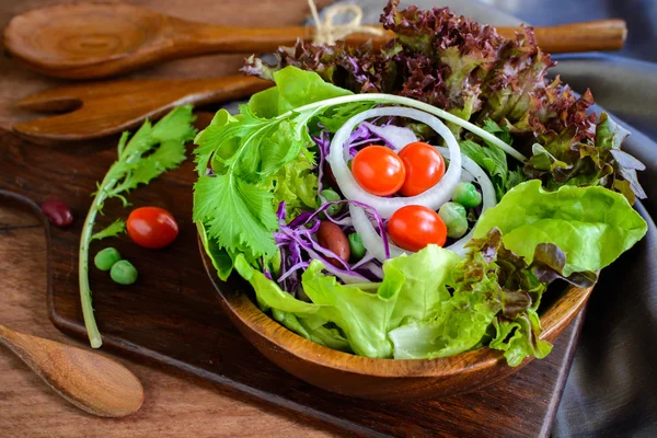 Salad hidroponik segar di meja kayu — Stok Foto