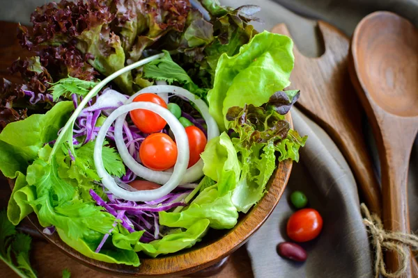 Salad hidroponik segar di meja kayu — Stok Foto