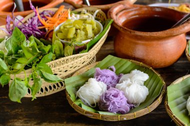 Sebze ile yerel pirinç erişte erişte ve köri sos