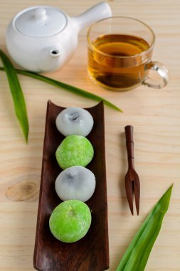 Daifuku yeşil çay ve çay bardağı ile doldurma susam