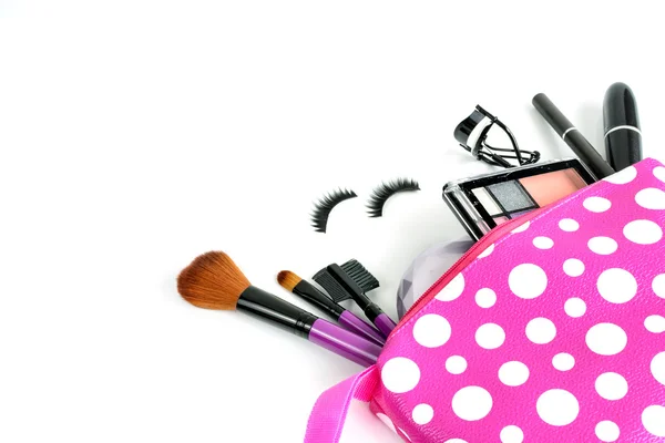 Bolsa de maquillaje con cosméticos y cepillos aislados en blanco —  Fotos de Stock