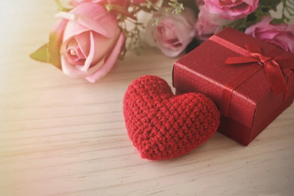 Rose and with red gift box and red heart shape, Valentine's day — Stock Photo, Image