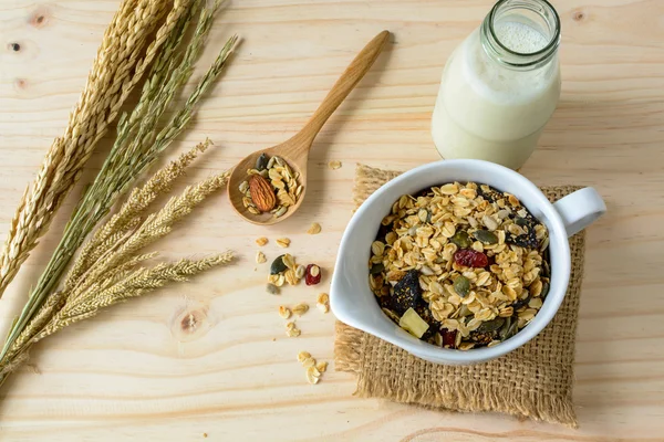 Botella de leche fresca con copos de avena y granos integrales —  Fotos de Stock