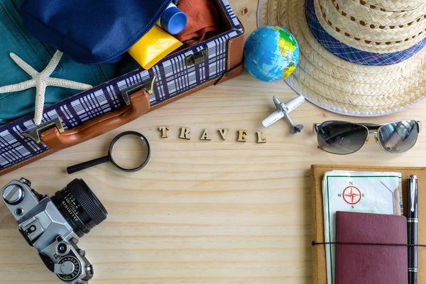 Outfit of traveler on wooden background — Stock Photo, Image