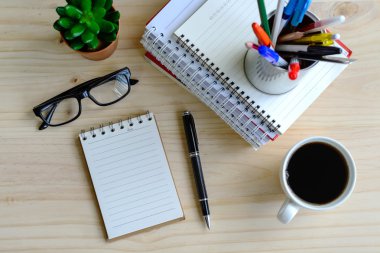 Ahşap masa boş defter ile kahve