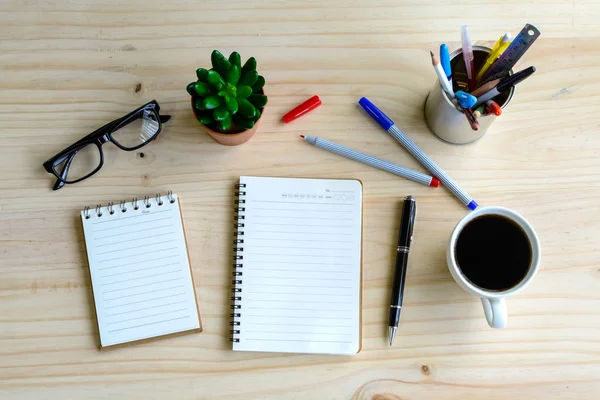 Ceașcă de cafea cu notebook gol pe birou de lemn — Fotografie, imagine de stoc