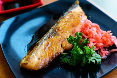 Somon steak ve siyah tabak içinde zencefil reçeli