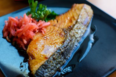 Somon steak ve siyah tabak içinde zencefil reçeli