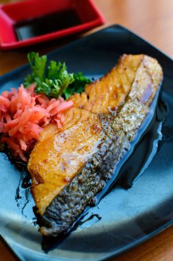 Somon steak ve siyah tabak içinde zencefil reçeli