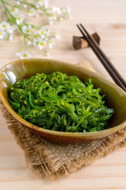 Geleneksel Japon yosun salata yemek çubukları ile